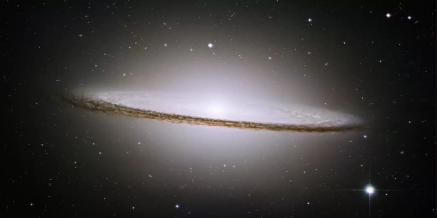 Die Sombrero-Galaxie, aufgenommen vom Hubble-Weltraumteleskop. Die Galaxie lässt sich auf mit einem herkömmlichen Fernrohr beobachten – die Details sieht jedoch nur Hubble.