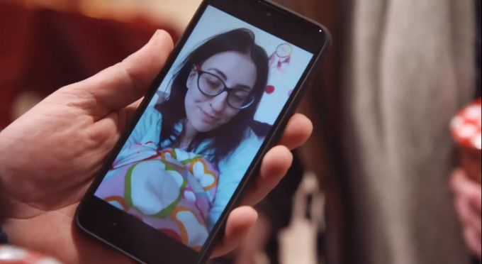 Marinka schickt eine Videobotschaft. Sie liegt im Bett und ist krank. Bauer sucht Frau International