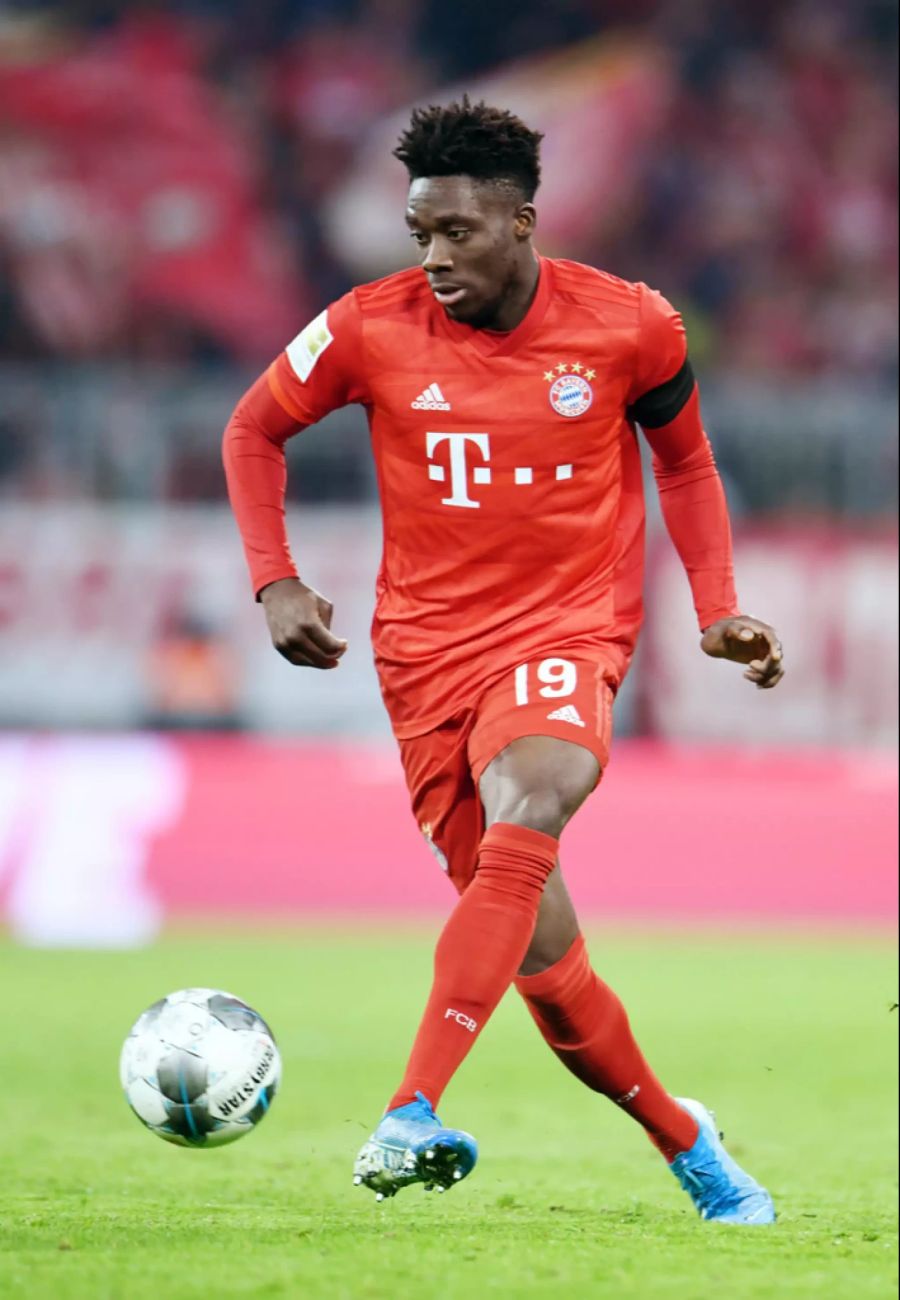 Alphonso Davies vom FC Bayern München trifft auf...