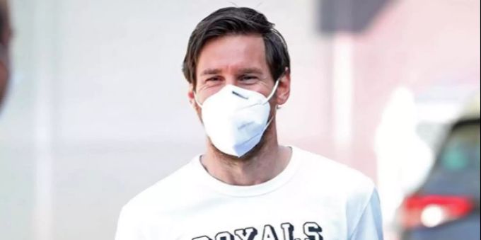 Superstar Lionel Messi bestens gelaunt mit Schutzmaske. FC Barcelona