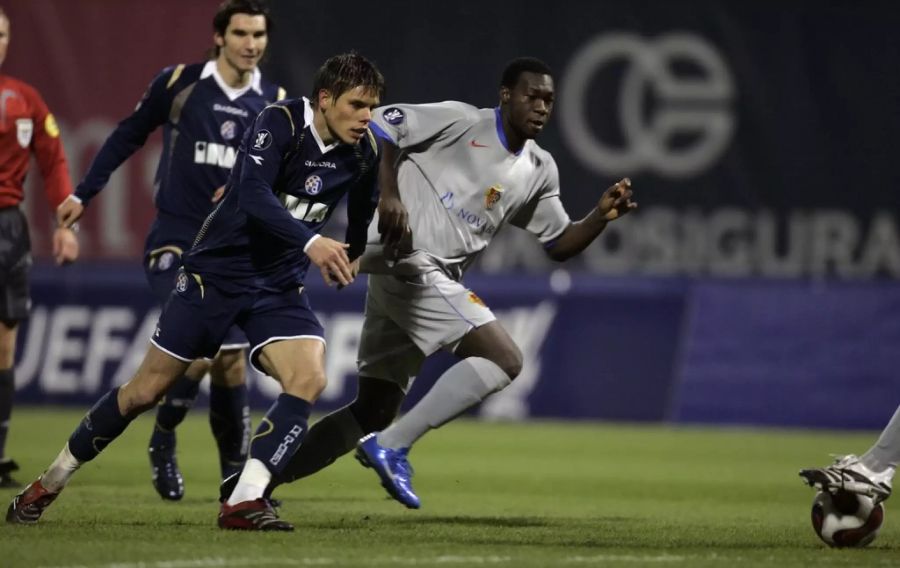 Ognjen Vukojevic 2007 im Einsatz für Dinamo Kiew im Uefa Cup gegen den FC Basel (hier Felipe Caicedo).