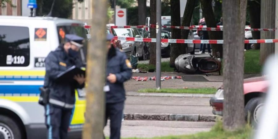 Etliche Dosen und ein umgekippter Roller liegen an der Stelle, an der ein Fahrzeug in eine Gruppe von Menschen gefahren ist. Foto: Matthias Balk/dpa