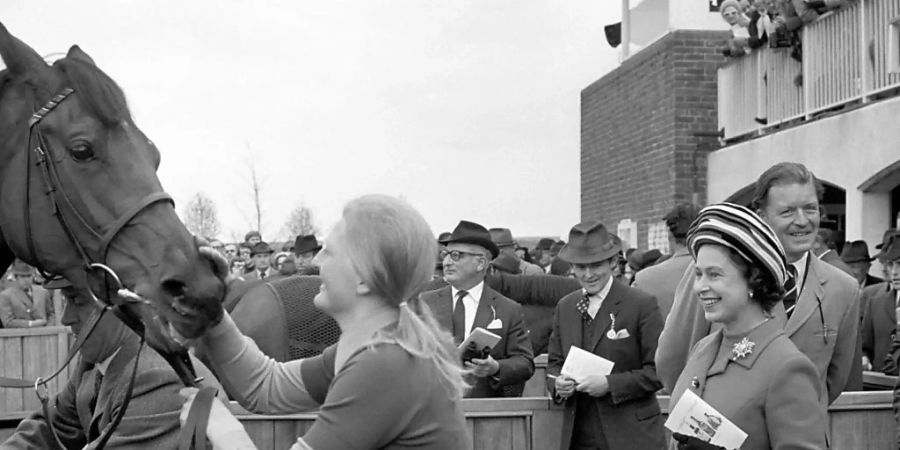 ARCHIV - Die britische Königin Elizabeth II. (r) beim «1000 Guineas» Pferderennen in Newmarket. Sie hat für einen Bericht im Magazin «Town  Country» die Namen ihrer Lieblingspferde aus den vergangenen sieben Jahrzehnten verraten. Foto: Pa/PA Wire/dpa