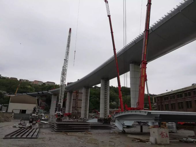 Die letzten Bauarbeiten an der neuen Autobahnbrücke. Das alte Morandi-Viadukt war im August vor zwei Jahren eingestürzt, 43 Menschen stürzten in die Tiefe und verloren ihr Leben. Genuas neue Brücke kommt