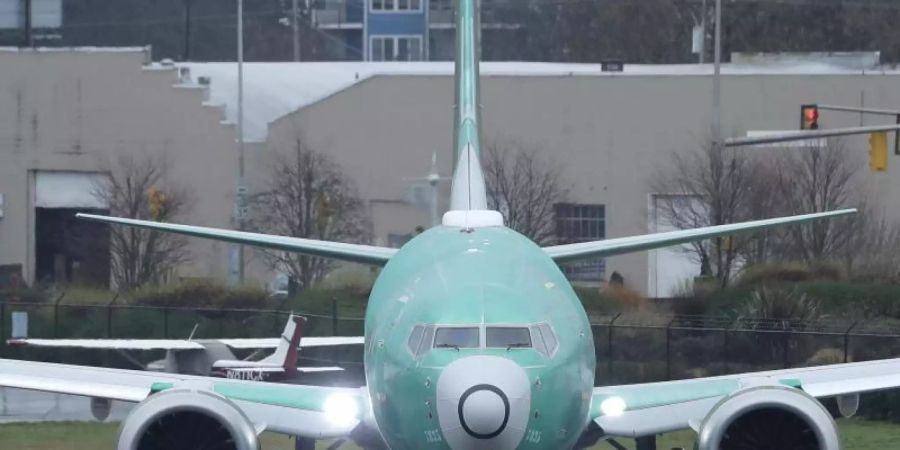 Eine Boeing 737 Max dreht sich beim Anrollen für einen Testflug am Renton Municipal Airport. Foto: Ted S. Warren/AP/dpa