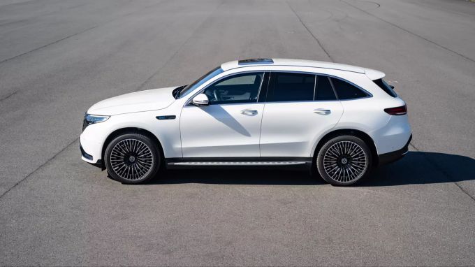Optisch ist der Mercedes-Benz EQC400 kein typisches Elektroauto - hier merkt man die Abstammung vom GLC 2020 Mercedes-Benz EQC400
