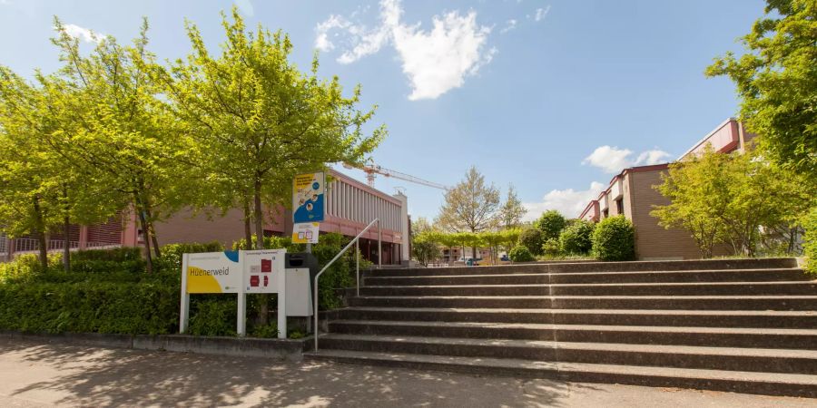 Das Schulhaus Hüenerweid in Dietlikon.
