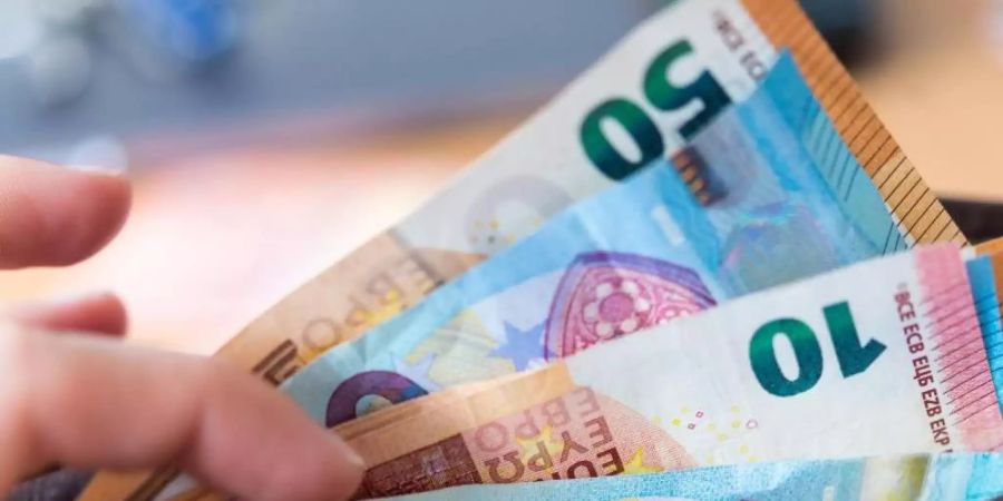 Auf der porösen Oberfläche einer Banknote überträgt sich übertragen sich Viren schlechter als auf anderen Oberflächen. Foto: Monika Skolimowska/dpa-Zentralbild/dpa