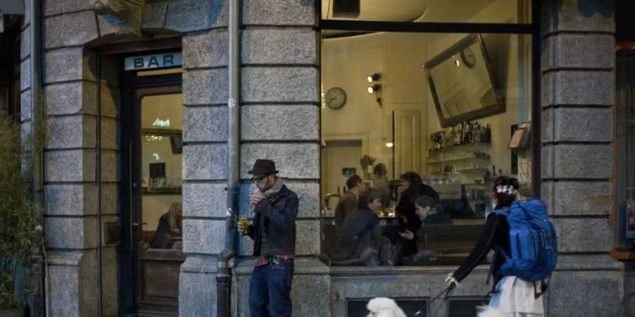 Die Bar «Parterre» in der Berner Länggasse. Früher hingen vor Kneipen noch Schilder mit Hunden drauf und dem Satz «Ich bleibe draussen». Seit dem 1. Mai 2010 gilt das auch fürs Herrchen, sofern es raucht. (Archivbild)