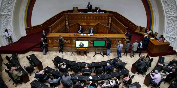 Juan Guaido (oben M), Oppositionsführer und selbst ernannter Interimspräsident, spricht vor oppositionellen Abgeordneten in der Nationalversammlung. parlament venezuela oppostion