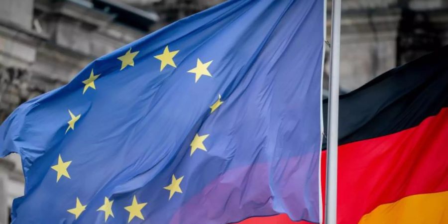 Die Deutschland- und die Europaflagge vor dem Reichstagsgebäude. Deutschland übernimmt ab heute für ein halbes Jahr die EU-Ratspräsidentschaft. Foto: Kay Nietfeld/dpa