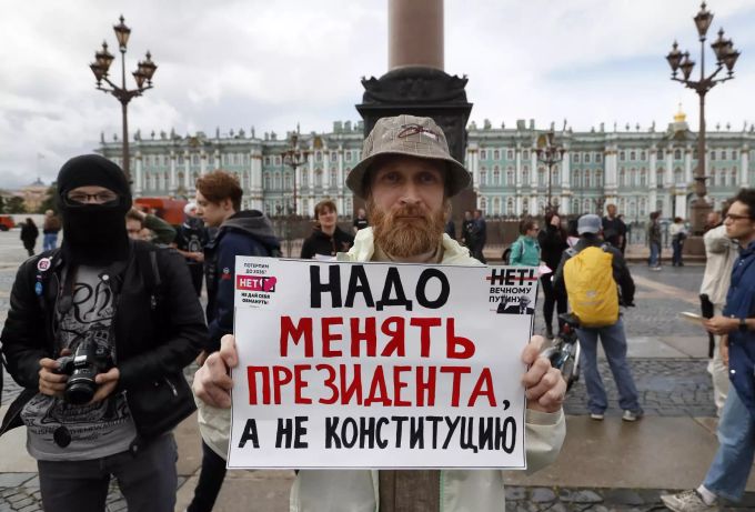 Ein Mann in St. Petersburg hält ein Plakat mit der Aufschrift «Wir müssen den Präsidenten ändern, nicht die Verfassung» in den Händen. proeste verfassung russland putin