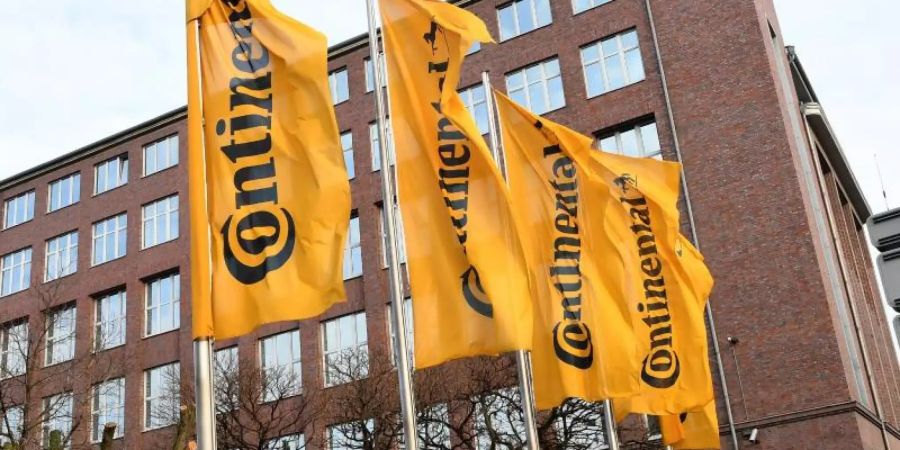 Fahnen mit dem Continental-Logo wehen vor der Hauptverwaltung des Unternehmens in Hannover. Foto: Holger Hollemann/dpa