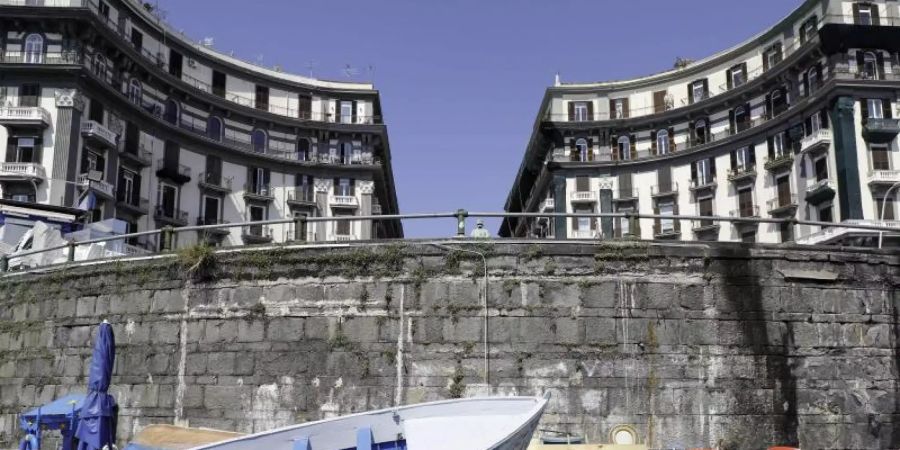 Fischerboote liegen in einem menschenleeren Hafen in Neapel, Italien. Foto: Fabio Sasso/ZUMA Wire/dpa