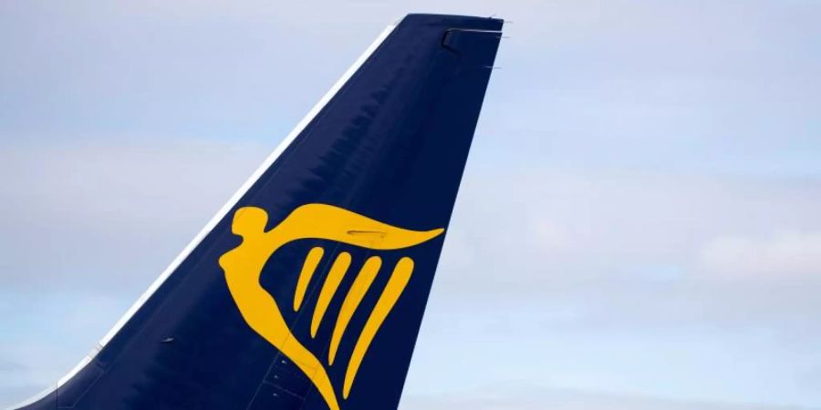 Heckflosse eines Linienflugzeugs der Fluggesellschaft Ryanair. Foto: Daniel Karmann/dpa