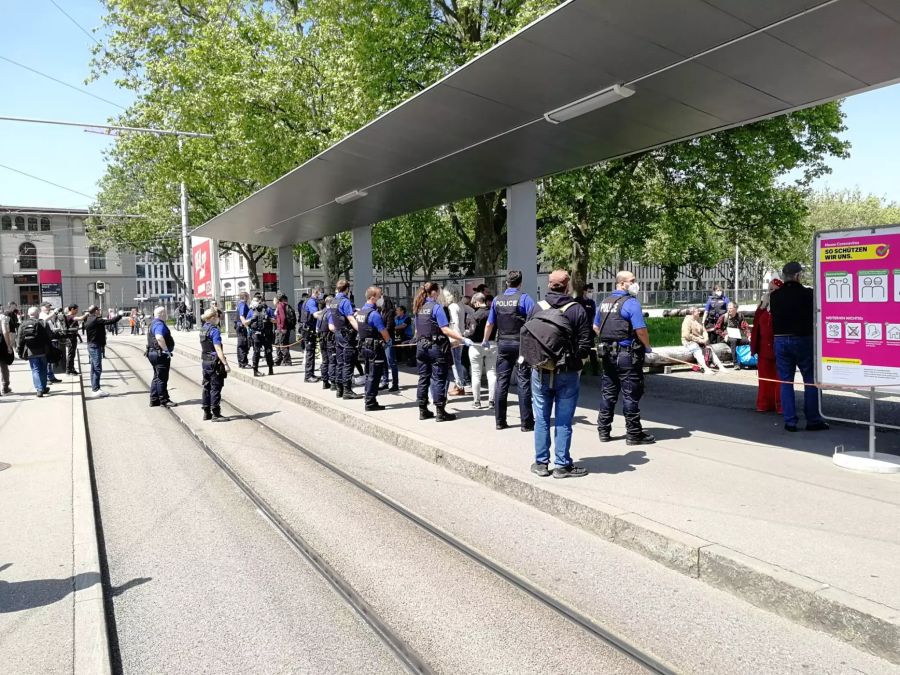 Dutzende Polizisten stehen im Einsatz.