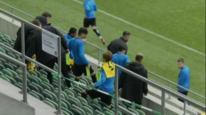 Nach 30 Minuten machen sich die Auswechselspieler warm für ihren Einsatz in Halbzeit zwei. FC St.Gallen