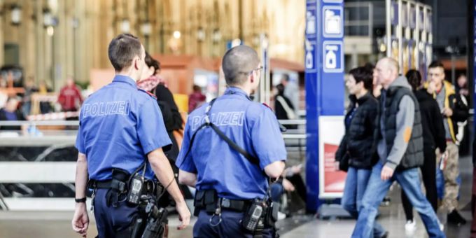 Polizisten der Kantonspolizei Zürich patrouillieren am Hauptbahnhof Zürich. (Symbolbild) HB Zürich 14-Jähriger