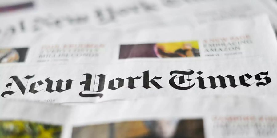 ARCHIV - ILLUSTRATION - Verschiedene Ausgaben der Zeitung «New York Times» liegen auf einem Tisch. (zu dpa: ««New York Times» verlegt Teil ihres Hongkong-Büros nach Seoul») Foto: Ole Spata/dpa