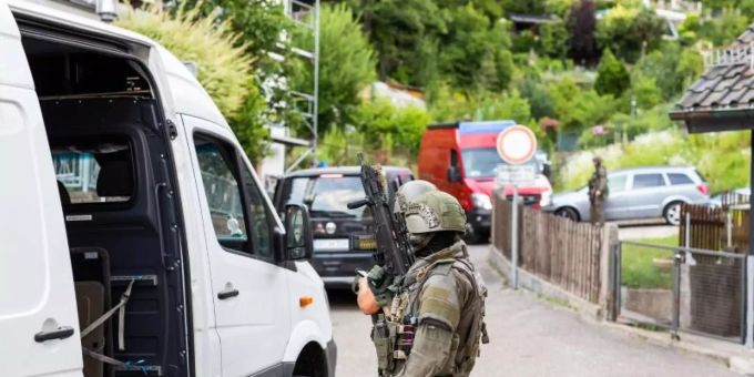 Polizisten des Sondereinsatzkommandos SEK stehen in einem Wohngebiet am Rand der Ortschaft Oppenau. Foto: Philipp von Ditfurth/dpa Polizisten des Sondereinsatzkommandos SEK stehen in einem Wohngebiet am Rand der Ortschaft Oppenau. Foto: Philipp von Ditfurth/dpa