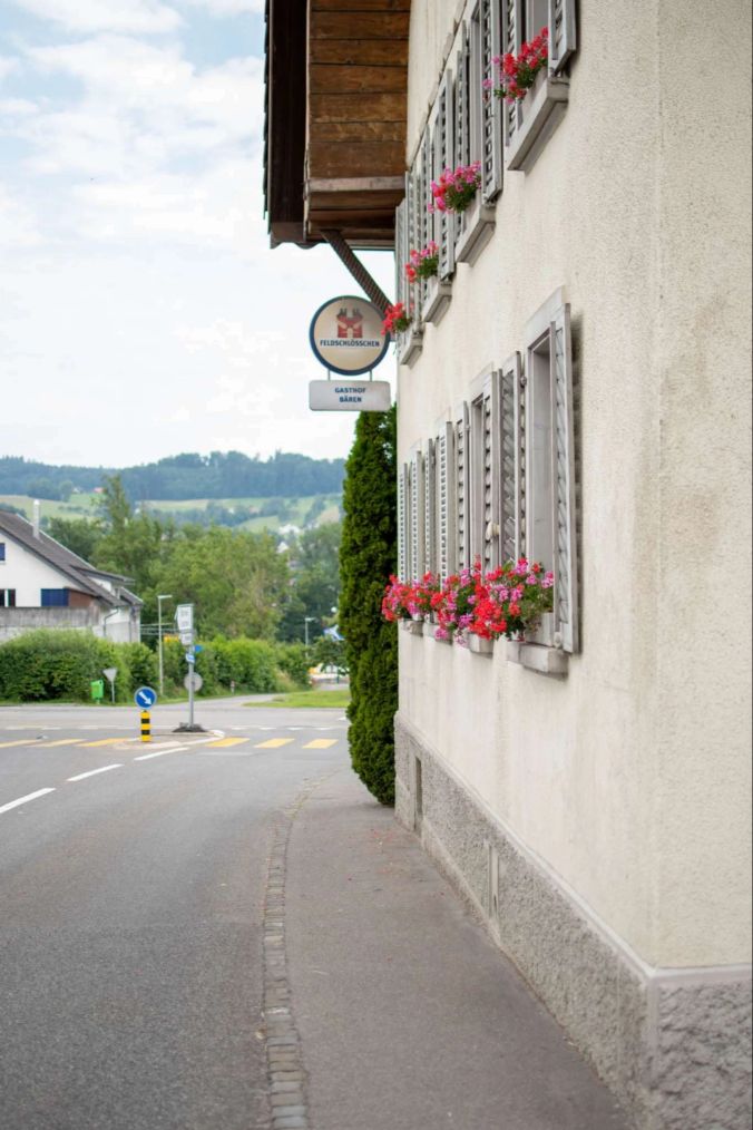 Viele Geranien vor dem Restaurant Bären in Zetzwil.