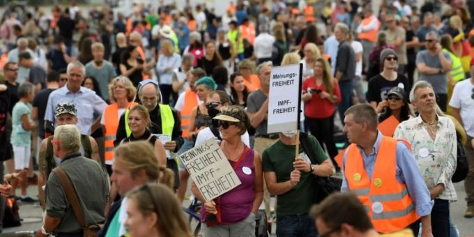 Demo gegen Corona-Massnahmen in Stuttgart Demo gegen Corona-Massnahmen in Stuttgart