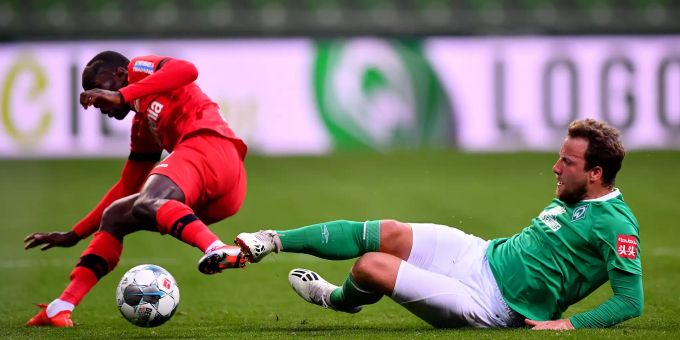 Der SV Werder Bremen steckt in der Krise. Mittelfelder Philipp Bargfrede (r) glaubt trotzdem noch an den Klassenerhalt. SV Werder Bremen