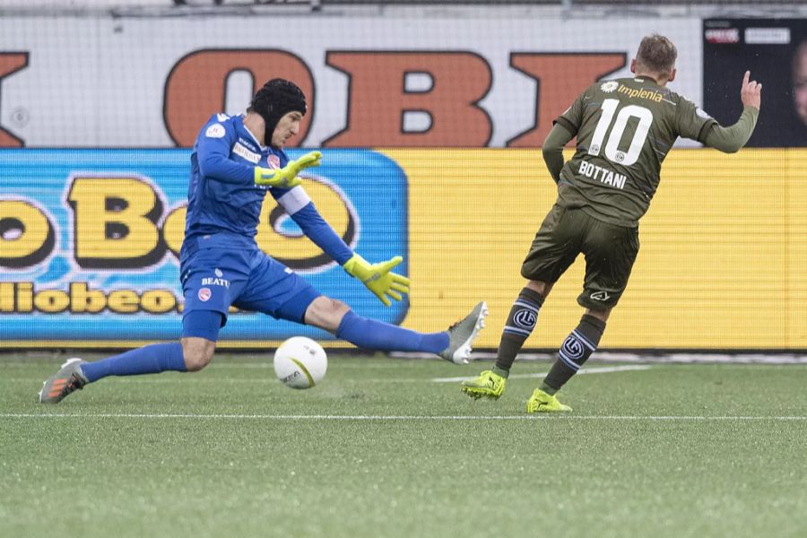 Steht beim «FC Ablösefrei» zwischen den Pfosten: Guillaume Faivre, pariert gegen Luganos Bottani. (Archivbild)