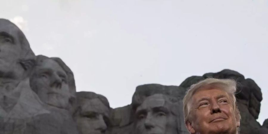 Anlässlich des Unabhängigkeitstages steht US-Präsident Trump am Rushmore-Denkmal. Foto: Alex Brandon/AP/dpa