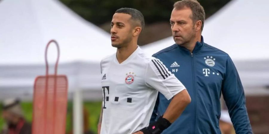 Für Bayern-Trainer Hansi Flick (r) ist Thiago einer der Schlüsselspieler des Teams. Foto: Peter Kneffel/dpa
