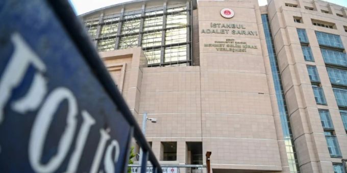 Sicherheitskräfte vor dem Gericht in Istanbul Sicherheitskräfte vor dem Gericht in Istanbul