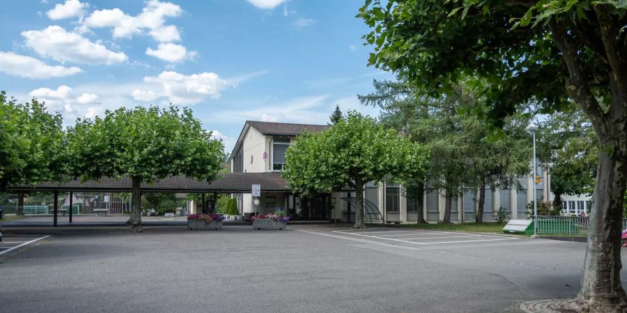 Das Schulhaus in Buchs im Kanton Aargau.