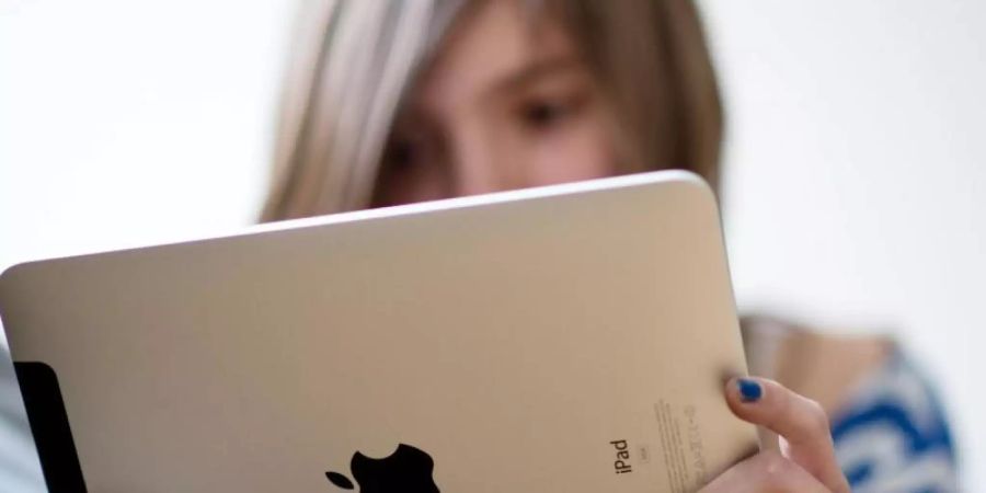 Rund 90 Prozent der Kinder und Jugendlichen in Deutschland schauen einer Umfrage zufolge täglich Bewegtbild im Fernsehen oder Internet. Foto: Bernd von Jutrczenka/dpa