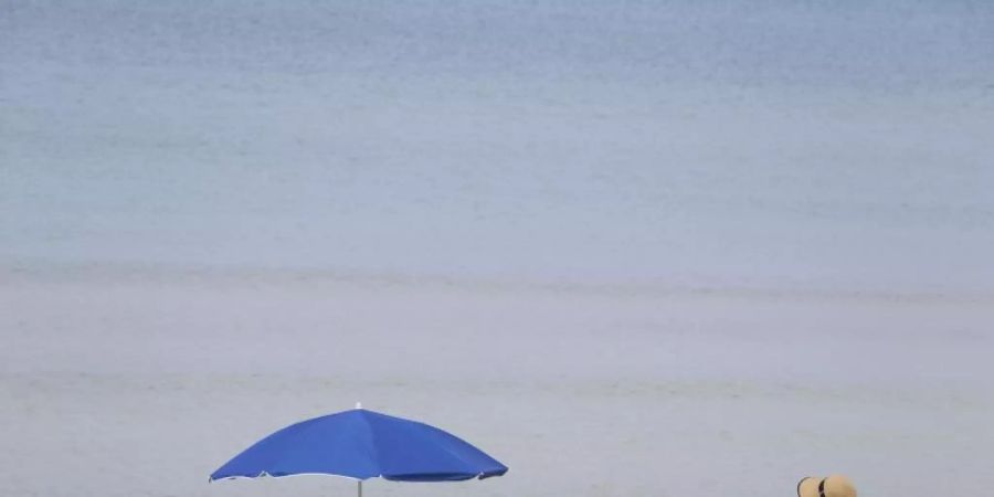 Urlauber am Strand von Arenal. Foto: Clara Margais/dpa