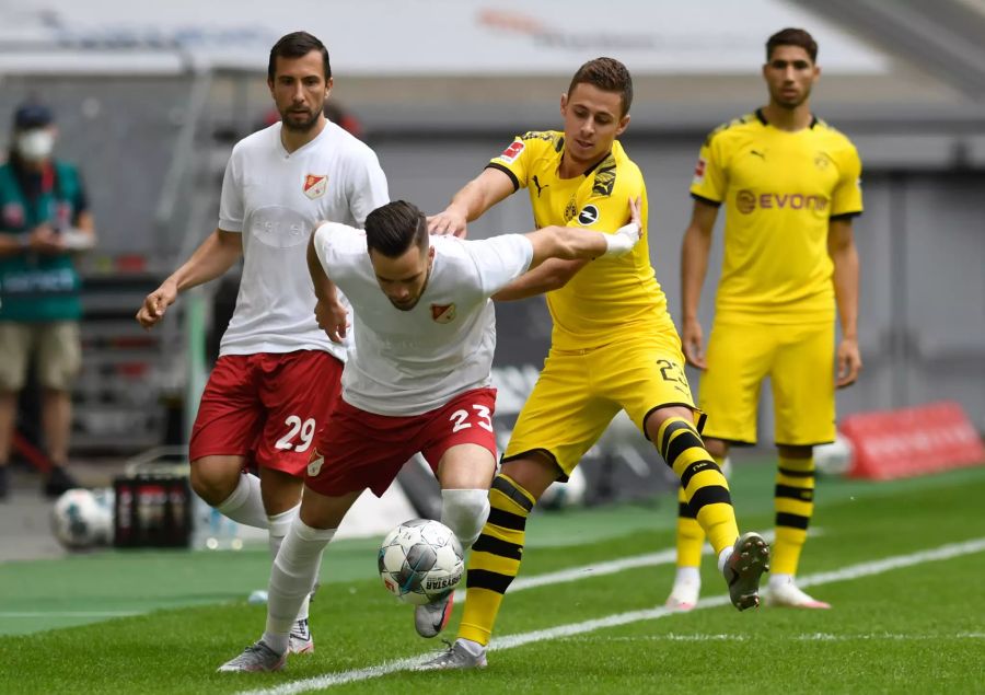 Thorgan Hazard (r.) und Niko Giesselmann (l.) kämpfen um den Ball.