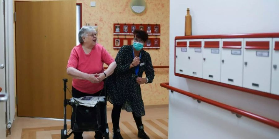 Seniorin und Pflegekraft in Düsseldorfer Altenheim