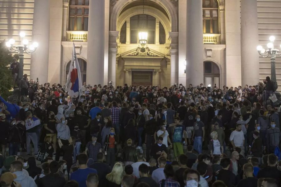 Tausende Menschen versammelten sich am Dientsagabend erst friedlich vor dem Parlamentsgebäude in Belgrad um gegen Präsident Alexsander Vucic zu demonstrieren.