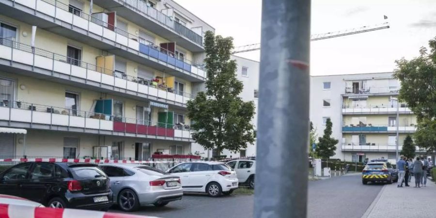 Der Tatort im Mainzer Stadtteil Gonsenheim ist weiträumig abgesperrt. Foto: Frank Rumpenhorst/dpa