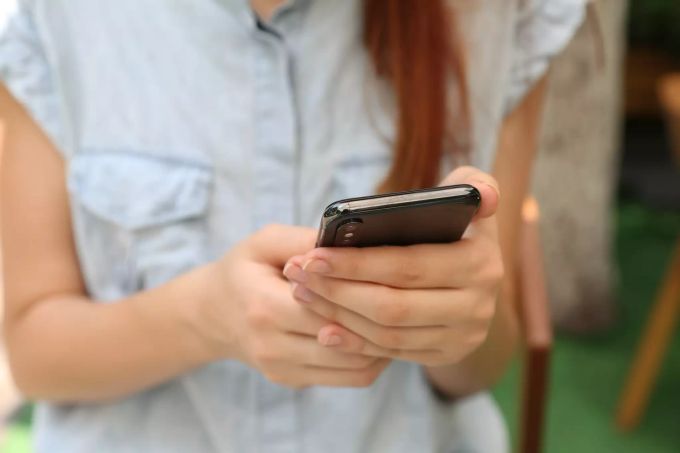 Für über 16-Jährige sind knapp drei Stunden pro Tag am Bildschirm ok. Smartphone