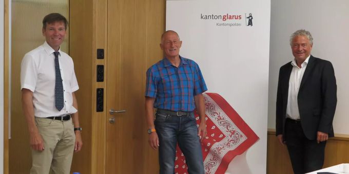 V.l.n.r.: Polizeikommandant Markus Denzler, Wm mbA Markus Staub, Landammann Dr. Andrea Bettiga Ruhestand