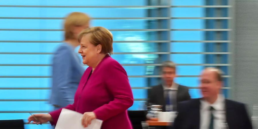 Bundeskanzlerin Angela Merkel (CDU) kommt zur Kabinettssitzung. Foto: Tobias Schwarz/AFP-Pool/dpa