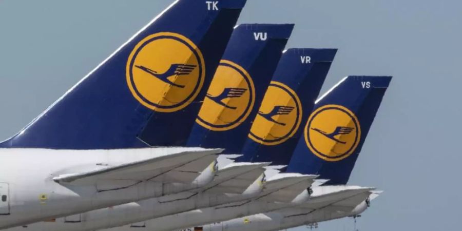 Stillgelegte Passagiermaschine der Lufthansa auf dem Flughafen Frankfurt. Foto: Boris Roessler/dpa