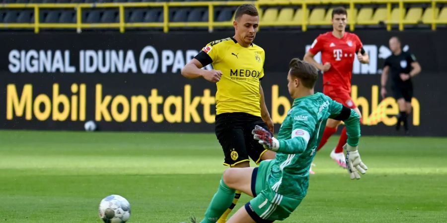 Thorgan Hazard scheitert an Bayern-Keeper Manuel Neuer.