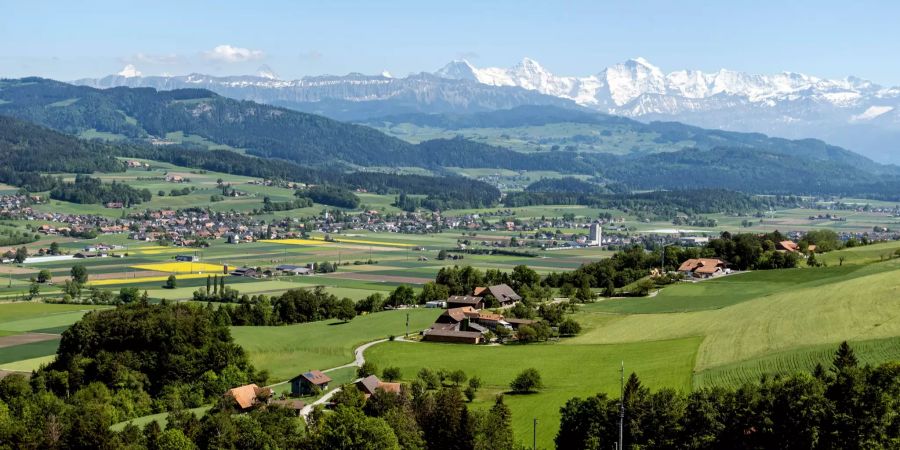 Blick vom Belpberg aus in Richtung Wichtrach. Im Hintergrund die Berner Alpen mit Eiger, Mönch und Jungfrau.