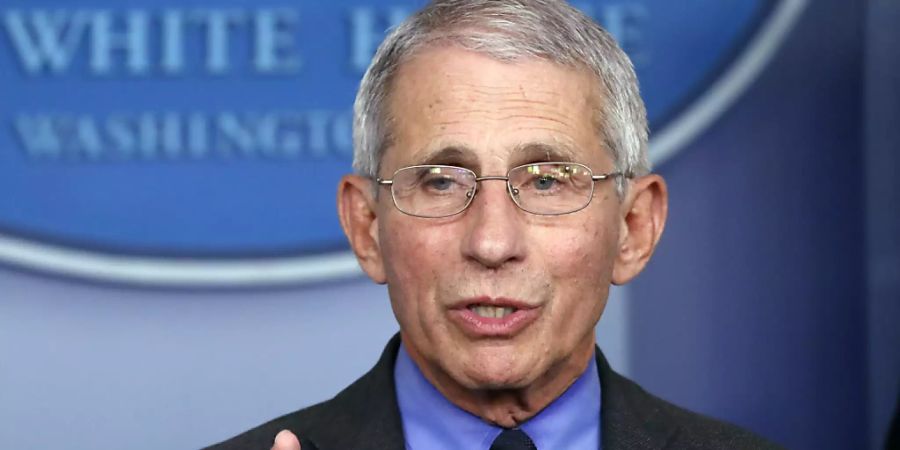 ARCHIV - Anthony Fauci, Direktor des Nationalen Instituts für Infektionskrankheiten, spricht im Weissen Haus über das Coronavirus. Der führende US-Virologe in der Corona-Krise, Anthony Fauci, hat eigenen Worten zufolge in den vergangenen zwei Wochen kein einziges Mal mit Präsident Donald Trump gesprochen. Foto: Alex Brandon/AP/dpa