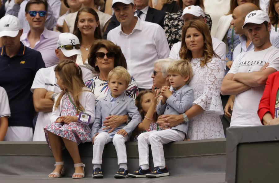 Familie komplett: Mirka Federer und ihre vier Kinder unterstützen Papa und Ehemann Roger Federer in Wimbledon 2017.