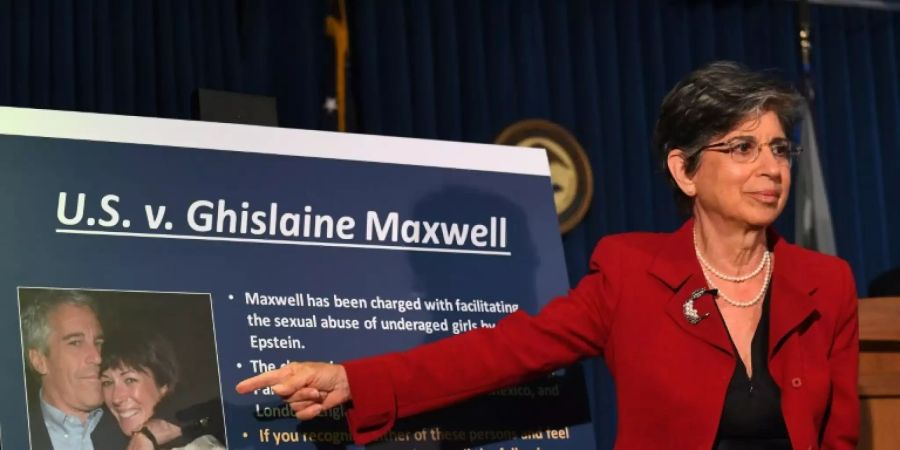 Staatsanwältin Audrey Strauss mit Foto von Epstein und Maxwell