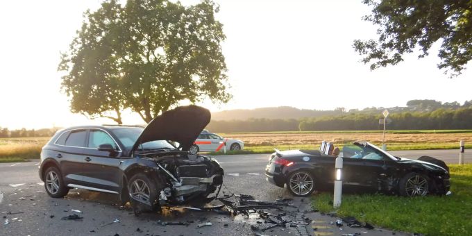 Bei der Kollision wurden zwei Personen leicht verletzt. Unfall