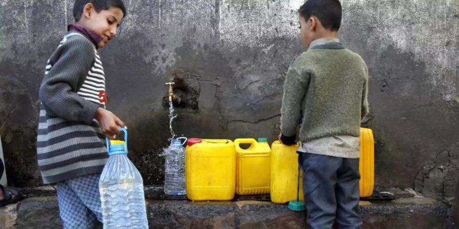 Zwei Jungen holen in Sanaa Wasser an einer Pumpe. Foto: Mohammed Mohammed/Xinhua/dpa