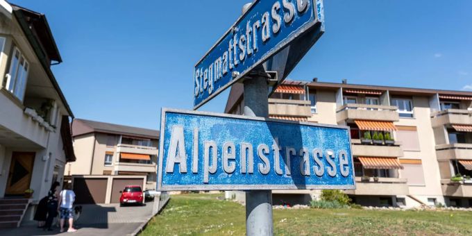 Strassenschilder (Alpenstrasse, Stegmattstrasse) in Uttigen. Strassenschilder (Alpenstrasse, Stegmattstrasse) in Uttigen.